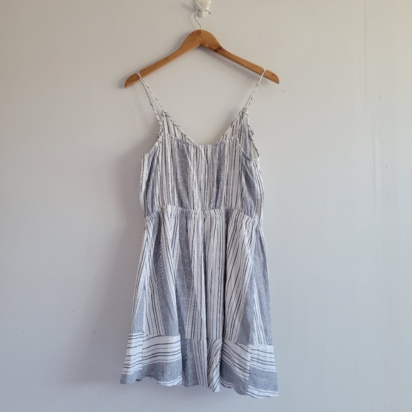 Express Stripe Ruffle Dress - Picture 4 of 8